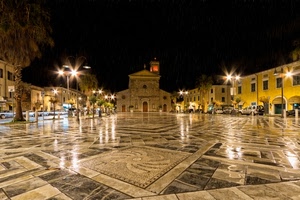 piazza, chiesa, luci, lampioni, riflessi, pioggia, albero, notturno