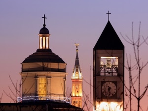 croci, orologio, campanili, tre, luci, chiesa, rami, cupola, tramonto, torri