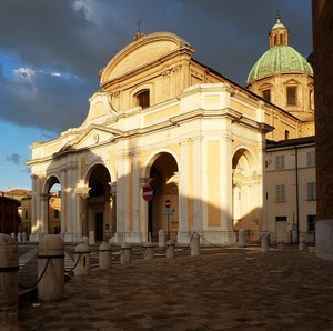chiesa, cupola, piazza, archi, portico, ombra, nuvole, facciata