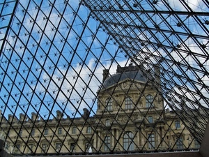 palazzo, parigi, rombi, finestre, piramide, vetro, cielo, museo, azzurro, nuvole, louvre, geometrie, struttura, vetrata, comignoli, vetri