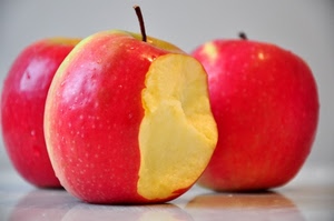 tre, mele, rosso, frutta, picciolo, morso, polpa, cibo, mela, buccia, riflessi, frutti, bianco