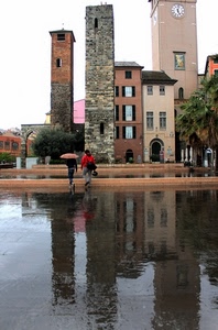 torri, pioggia, riflesso, ombrello, orologio, finestre, acqua, persone, riflessi, strada, bagnato, archi, paese, rosso, ombrelli, campanili, due, case, torre, alberi