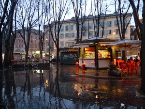 pioggia, alberi, riflesso, chiosco, sedie, acqua, bicicletta, ombrelloni, piazza, bar