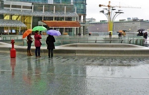 ombrelli, pioggia, gru, colori, piazza, milano, persone, tre, idrante, maltempo