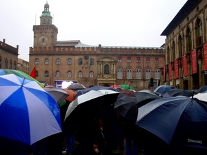 ombrelli, orologio, palazzi, pioggia, finestre, piazza, torre, blu