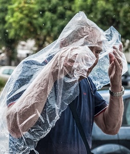 pioggia, orologio, plastica, uomo, gocce, verde, alberi, impermeabile, blu, acqua, persona, maglietta, trasparente, riparo, maglia