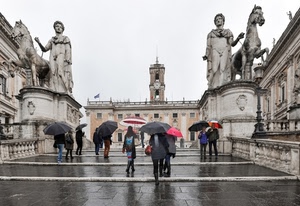 statue, ombrelli, cavalli, pioggia, roma, orologio, persone, rosso, campanile, torre, campidoglio, nero, lampione, maltempo, scalinata, piazza
