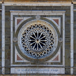 rosone, cerchio, quadrato, chiesa, mattoni, cerchi, marmo, triangoli, tondo, colonne, bianco, duomo, scritta, quadrati