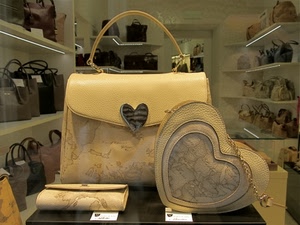 borse, negozio, cuore, vetrina, scaffali, portafoglio, pelletteria, manico, borsette, pelle, borsa, mensole, cuori, beige, catena