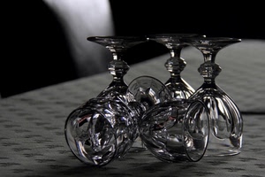 bicchieri, vetro, bianconero, calici, riflessi, cinque, tavolo, tavola