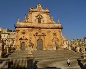 statue, chiesa, scalinata, barocco, scala, azzurro, persona, sculture, gradini, cielo, scalini, porte, portone, facciata, scale, passante, architettura, finestre, ombre