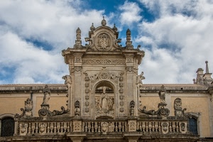 nuvole, cielo, balaustra, statue, stemma, balcone, azzurro, barocco, facciata, statua, finestre, arco