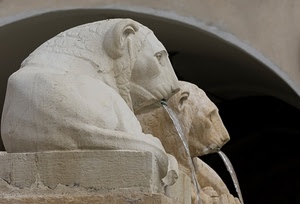 leoni, arco, fontana, acqua, zampilli, marmo, fontane, pietra, due, nero, teste, bianco, criniera, orecchie, sculture, statue