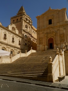 chiesa, finestre, scalinata, scala, campanile, portone, gradini, cielo, scalini, panchina, azzurro, facciata, arco, balaustra, porta, vasi