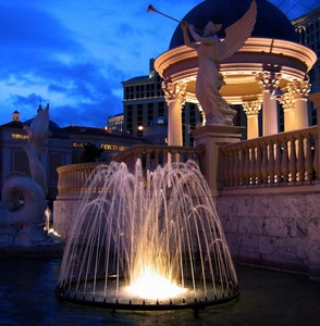 fontana, colonne, acqua, angelo, zampilli, statua, balaustra, luci, cielo, luce, nuvole, cupola, tromba, tempietto, ali, statue, notte, getti, capitelli, sera, notturno