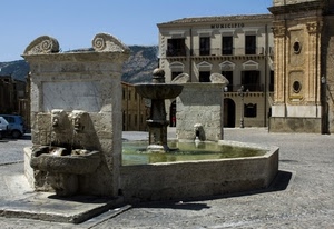 fontana, piazza, acqua, finestre, municipio, palazzi, case, cielo, vasca, pietra, zampilli, porte, ombra