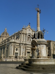 chiesa, piazza, cupola, elefante, statue, monumento, obelisco, cielo, scalini, colonna, azzurro, croce, fontana, porte, gradini, lampioni, finestre