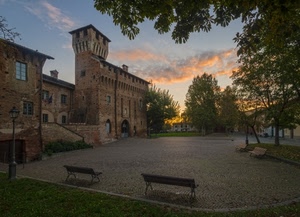 castello, panchine, tramonto, alberi, piazza, torre, nuvole, lampione