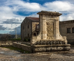 fontana, cielo, acqua, nuvole, lavatoio, casa, finestre, fontane, zampilli, pietra, alberi, piazza, fontanelle, vasca