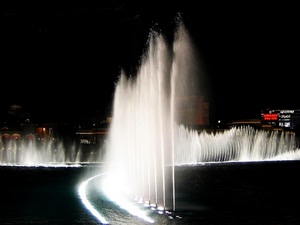 acqua, fontana, zampilli, nero, bianco, notte, spruzzi, getti, luce, luci, notturno, fontane, curva, rosso, buio, sera
