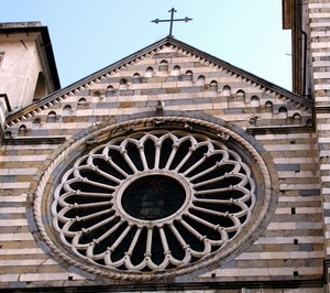 rosone, chiesa, croce, cielo, cerchio, marmo, mattoni, timpano, vetro, raggi, colonne, archi, azzurro, facciata