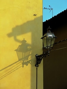 giallo, lampione, ombra, muro, fili, antenna, lanterna
