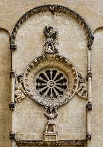 rosone, arco, cerchio, colonne, sculture, angelo, statue, figure, raggi, archi