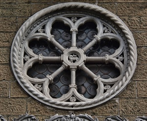 rosone, agnello, vetrata, chiesa, cerchio, colonne, raggi, archi