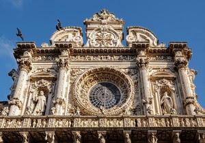 rosone, statue, cielo, barocco, uccelli, azzurro, colonne, chiesa, vetrata, balaustra, cerchio, colombi, facciata, cattedrale, sculture, piccioni