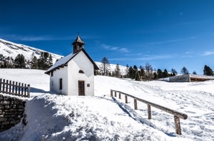 neve, alberi, cielo, montagna, bianco, staccionata, chiesetta, azzurro, porta, nuvole, finestre, campanile, chiesa, staccionate, inverno, cappella, montagne