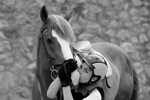 cavallo, casco, bianconero, orecchie, guanti, bacio, sella, donna, animale, criniera, ragazza, fantino, bianco, sfocato, affetto, muso, briglie