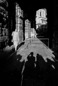 ombre, bianconero, uomo, passante, strada, vicolo, nero, arco, bastone, anziano