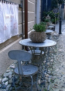 sedie, tavolini, piante, sassi, pianta, tenda, strada, vasi, tendina, verde, grondaia, vaso, ciottoli, muro, vimini, cartello, tavoli, cestini, gabbia, metallo, rotondi, tubi