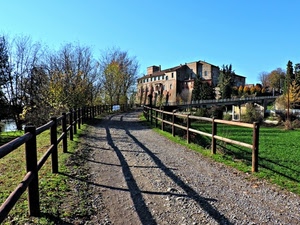 alberi, staccionata, strada, castello, ombra, prato, verde, azzurro, cielo, erba, sentiero, pali, sterrata, legno, finestre, campagna, sterrato, ombre, sassi, casolare