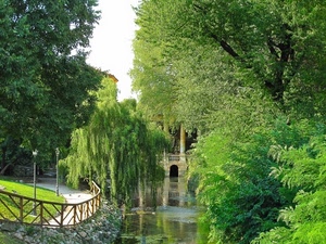 acqua, alberi, staccionata, verde, lampioni, parco, fiume, sentiero, piante, colonne, giardino, ponte, riflesso, riflessi, balaustra, foglie, canale