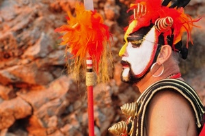 maschera, orecchino, uomo, trucco, rosso, piume, guerriero, faccia, lancia, costume, dipinto