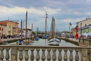 barche, balaustra, case, cielo, alberi, nuvole, canale, bandiere, porto, acqua, affaccio, imbarcazioni, lampioni, mare