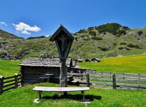 montagna, crocifisso, panchina, edicola, verde, staccionata, azzurro, cielo, legno, erba, tetto, baita, prati, case, montagne, staccionate, prato, panca, nuvole, nuvola, croce, steccato, recinti, recinto