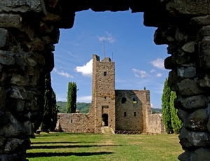 torre, nuvole, cielo, alberi, castello, prato, erba, verde, pietre, arco, azzurro, finestre, pietra, cornice, porta, rudere, ombre