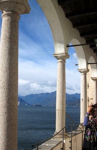 colonne, archi, nuvole, acqua, cielo, lago, montagne, porticato, capitelli, mare, parapetto, portico, arco, panorama