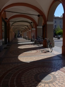 biciclette, archi, portico, ombre, ombra, portici, prospettiva, porticato, pilastri, colonne, bici, pavimento, alberi