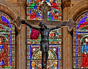 colori, crocifisso, croce, chiesa, vetrate, vetrata, gesù, nero, archi, scritta, cristo, rosso, multicolore, interno, scultura