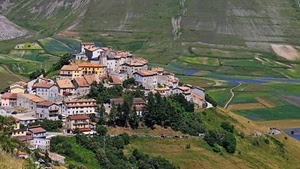 case, alberi, borgo, paese, campi, verde, collina, panorama, tetti, paesaggio, colline, prati, strada, fiume, finestre, campagna, coltivazioni