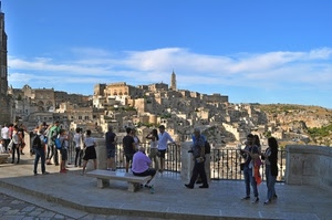 campanile, persone, panchina, case, panorama, ringhiera, città, nuvole, cielo, affaccio, gente, azzurro, belvedere, paesaggio, matera, turisti, balaustra, parapetto, chiesa, panca