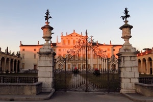 cancello, colonne, finestre, vasi, villa, giardino, pilastri, ferro, archi, portici, palazzo, tramonto, architettura, statue, metallo