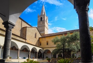 campanile, colonne, archi, cielo, chiostro, finestre, alberi, piante, verde, capitelli, azzurro, nuvole, vasi, albero, portici, convento, chiesa, porticato