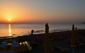 mare, spiaggia, ombrelloni, tramonto, sole, acqua, cielo, alba, lettini, controluce, riflesso, sdraio, persone, uomini, arancione, sabbia