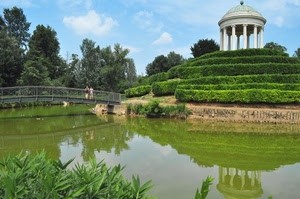 alberi, ponte, cielo, lago, verde, colonne, nuvole, riflessi, cupola, siepi, parco, giardino, acqua, persone, tempietto, tempio, laghetto, siepe, azzurro, riflesso
