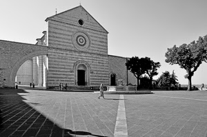 chiesa, alberi, rosone, piazza, arco, bianconero, ombra, persone, fontana, facciata, basilica, portone, assisi, santa, cielo, chiara, piazzale