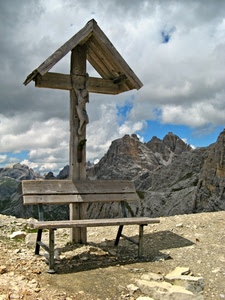 panchina, nuvole, crocifisso, croce, cielo, legno, montagna, montagne, rocce, sassi, ombra, bianco, crocefisso